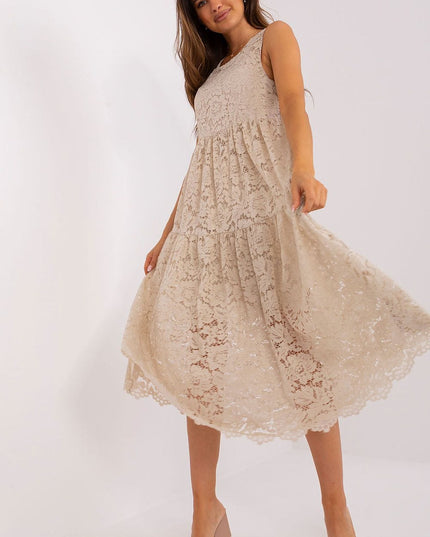 Robe blanche ajourée évasée