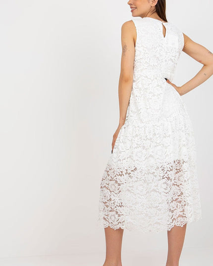 Robe blanche ajourée évasée