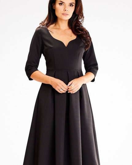 Robe élégante avec décolleté unique