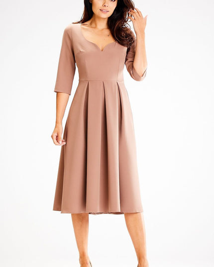 Robe élégante avec décolleté unique