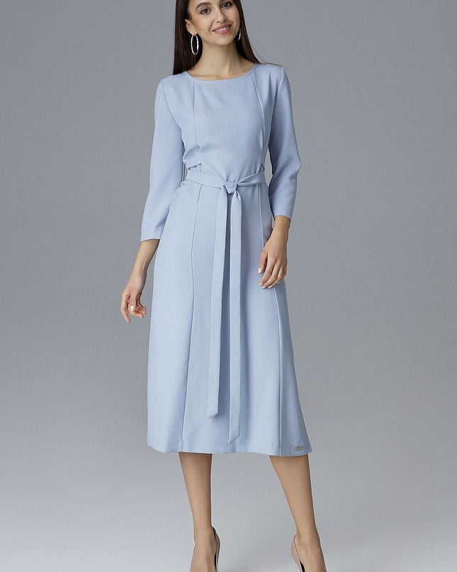 Robe élégante nouée à la taille
