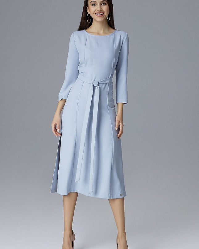 Robe élégante nouée à la taille