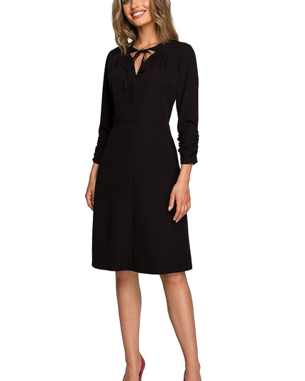 Robe élégante encolure nouée
