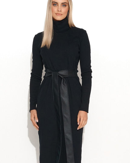 Robe noire côtelée avec ceinture
