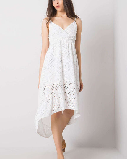 Robe blanche asymétrique d'été