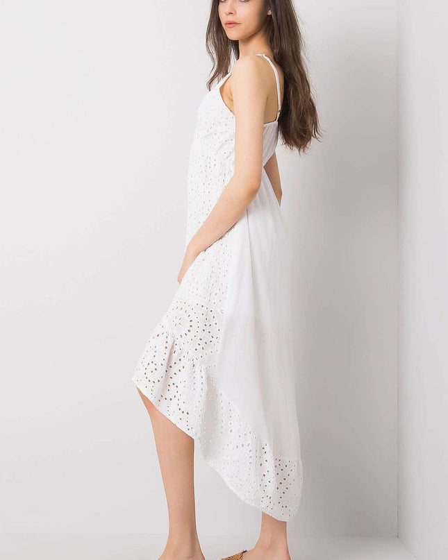 Robe blanche asymétrique d'été