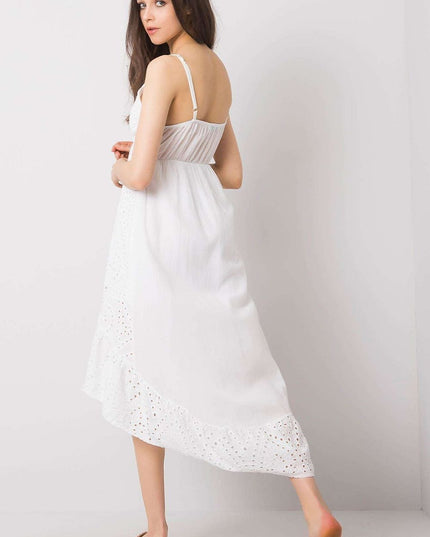 Robe blanche asymétrique d'été