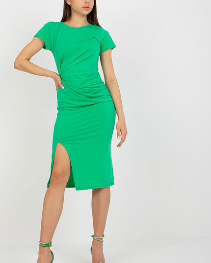 Robe beige cintrée élégante