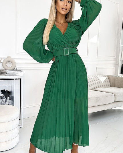 Robe beige en mousseline plissée