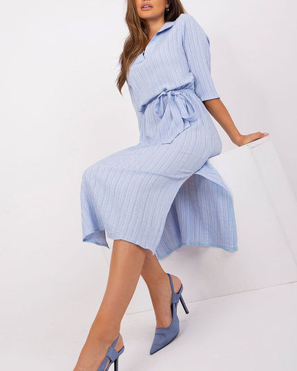 Robe droite bleue avec ceinture