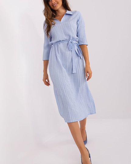 Robe droite bleue avec ceinture