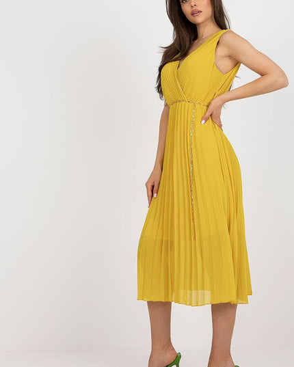 Robe plissée noire avec ceinture