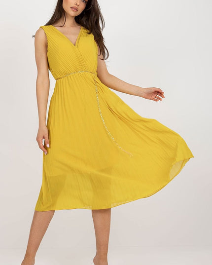 Robe plissée noire avec ceinture