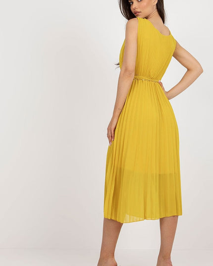 Robe plissée noire avec ceinture