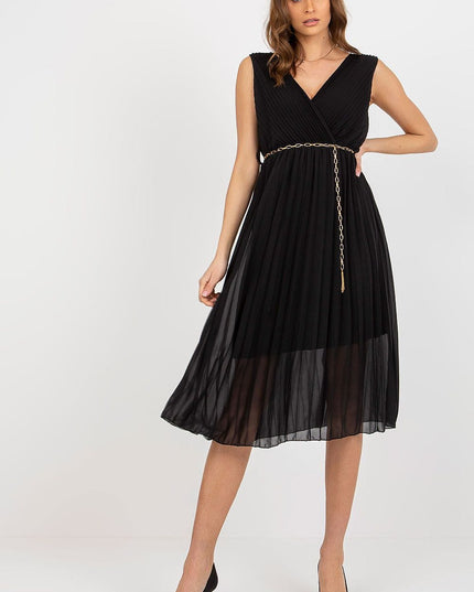 Robe plissée noire avec ceinture