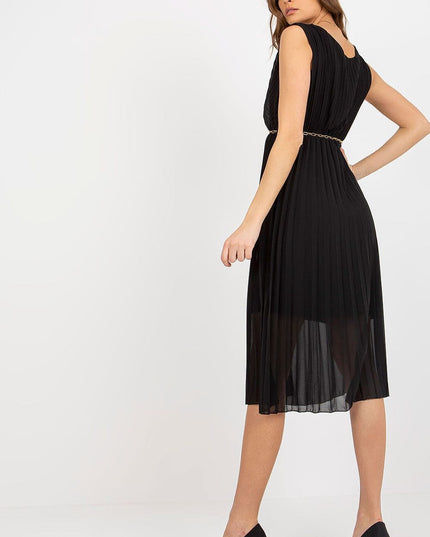 Robe plissée noire avec ceinture