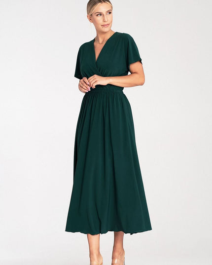 Robe noire à encolure superposée