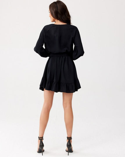 Robe noire avec volant