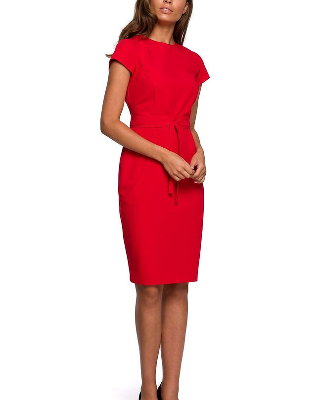 Robe rouge minimaliste ceinturée