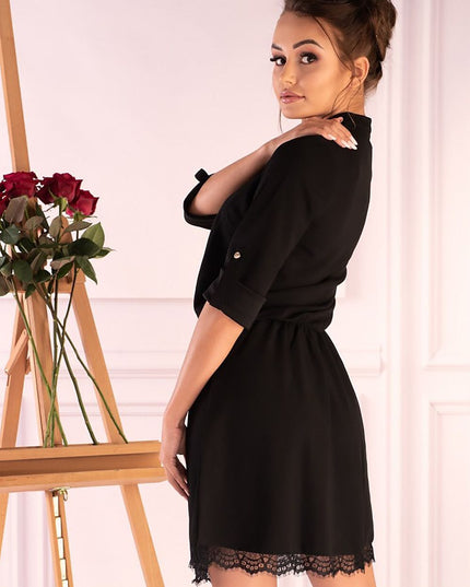 Robe noire élégante avec boutons