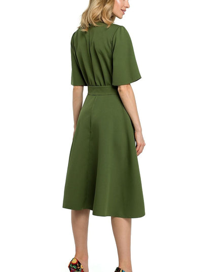 Robe élégante noire ceinturée