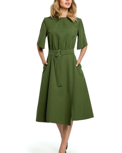 Robe élégante noire ceinturée