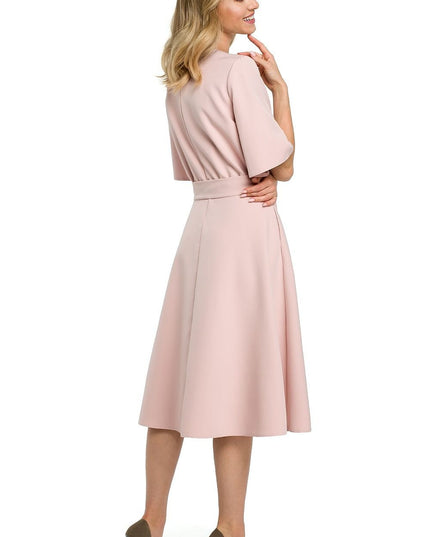 Robe élégante noire ceinturée
