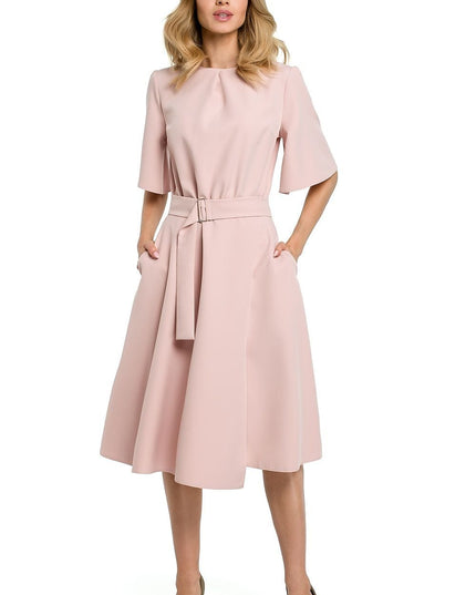 Robe élégante noire ceinturée