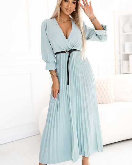 Robe plissée beige élégante