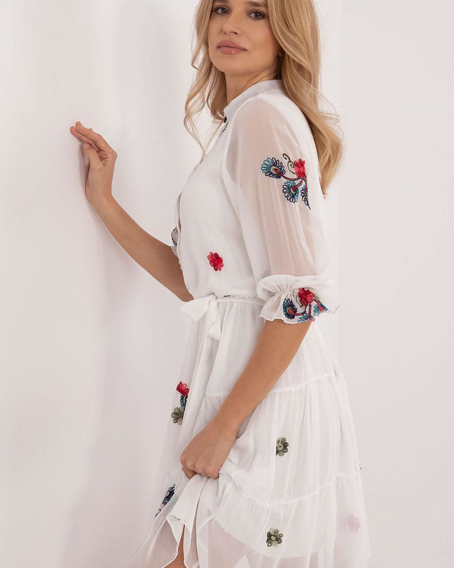 Robe évasée brodée blanche