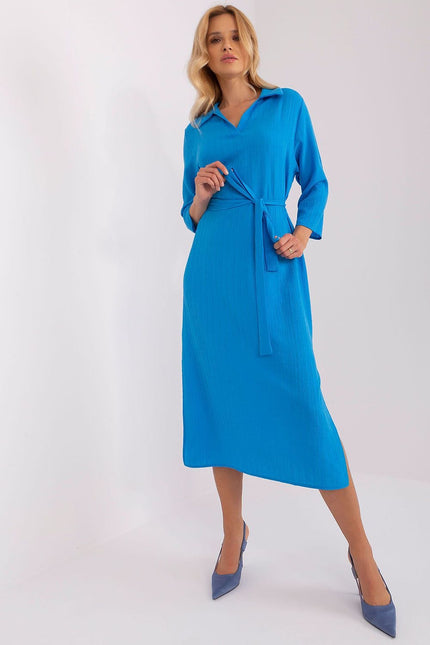 Robe droite bleue avec ceinture