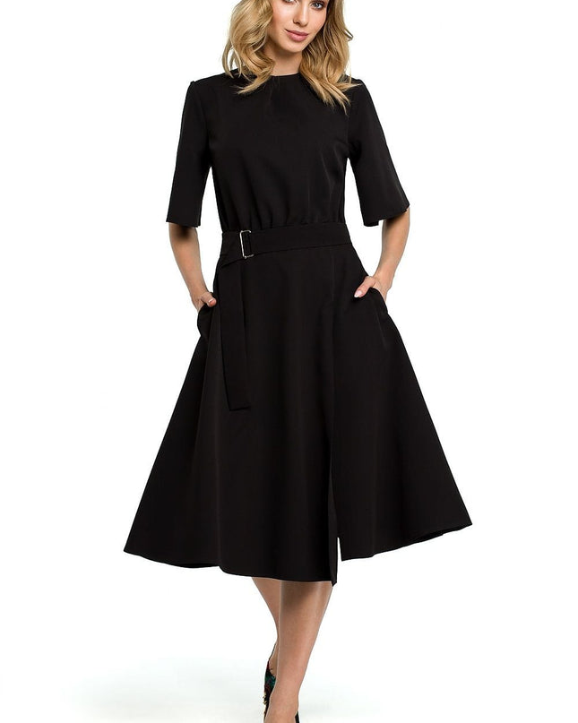 Robe élégante noire ceinturée