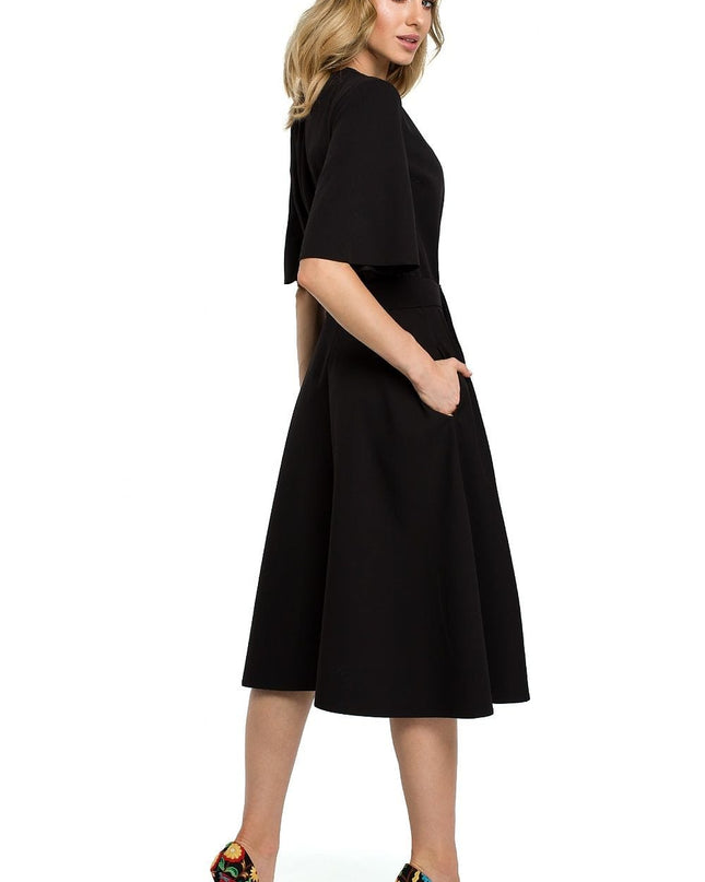Robe élégante noire ceinturée