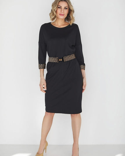 Robe noire élégante avec ceinture