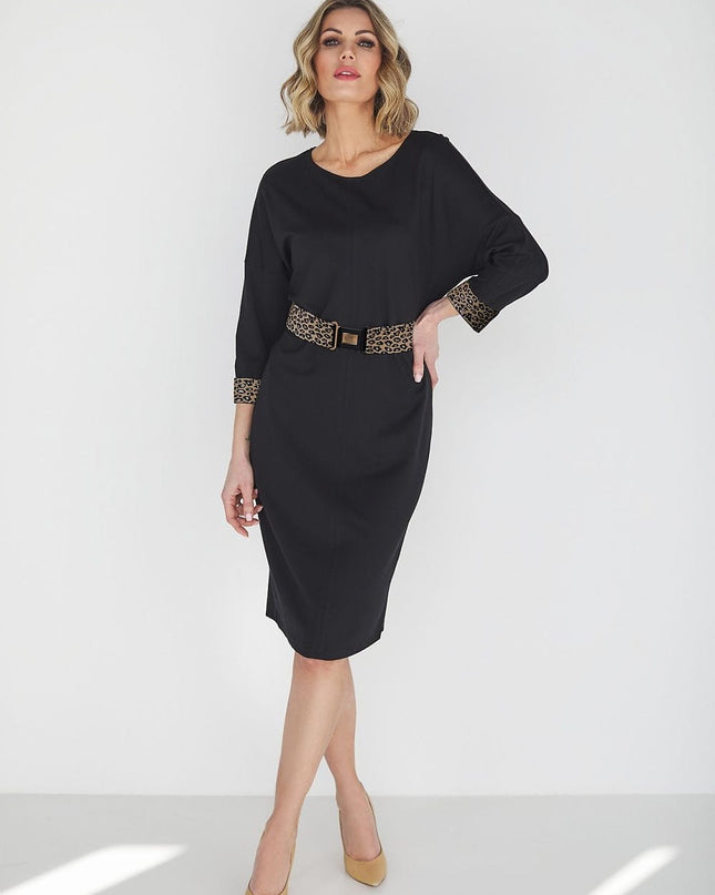 Robe noire élégante avec ceinture